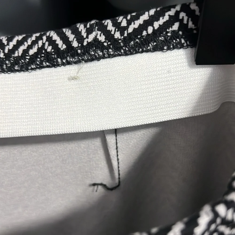 Chico’s Black & White Chevron Print Elastic Waist Crop Pants Medium Size 8